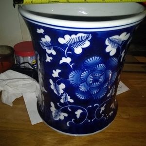 8 1/4 Blue white catch pot vintage style
